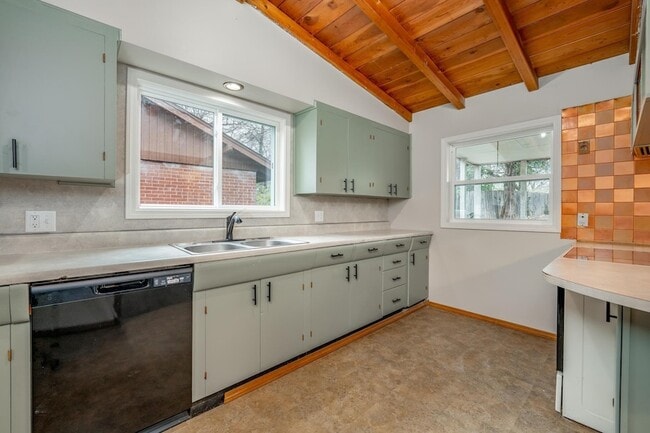 Building Photo - 1520 N Yale Blvd