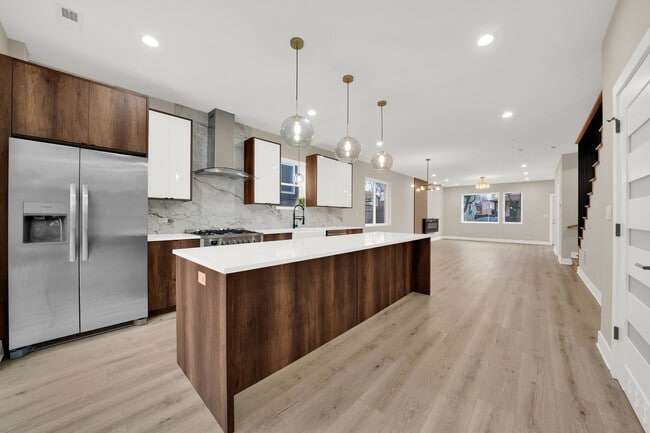 Building Photo - 5901 W Erie St