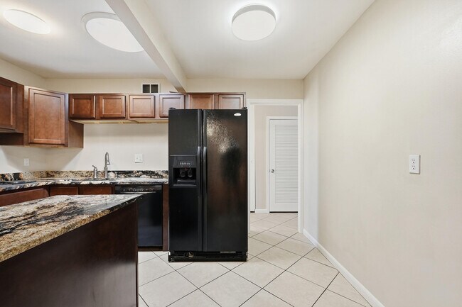 Building Photo - 338 Coral Dr SW