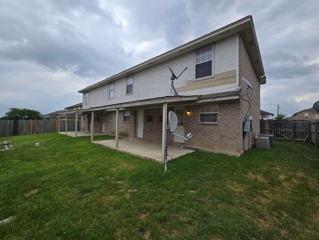 Building Photo - RENT SPECIAL - AVAILABLE NOW!