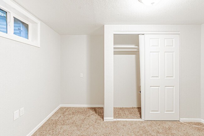 Building Photo - Exceptional 4-Bed, 2-Bath Home in Englewoo...