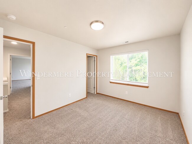 Building Photo - Bright and spacious home close to ferries, PSNS and recreational activities!