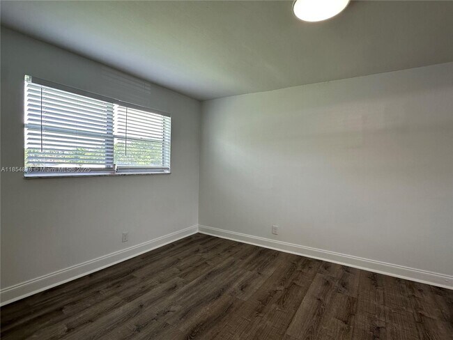 Building Photo - 5661 SW 36th Ct