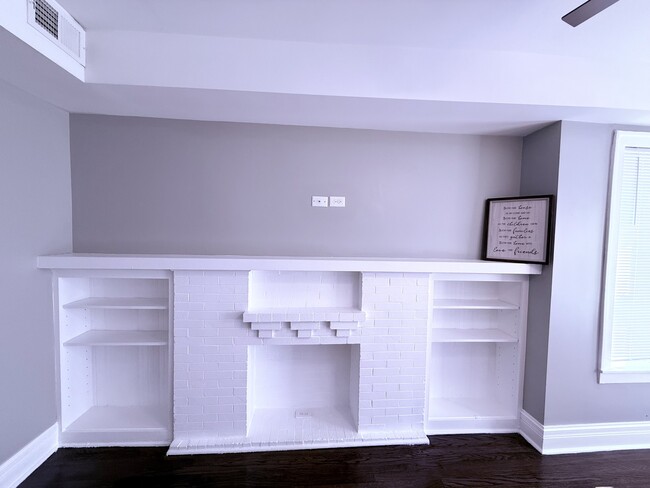 Building Photo - 6649 S Drexel Ave