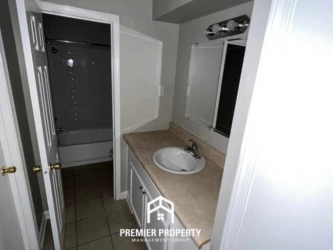 Building Photo - 3-Bedroom Single-Family Home for Rent in Memphis, TN - Vaulted Ceilings & Fenced Yard