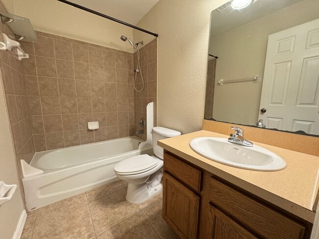 Building Photo - $300 OFF A MONTH OF RENT! Lovely, Spacious 2 Bedroom, 2 Bathroom Home in Sebring!!