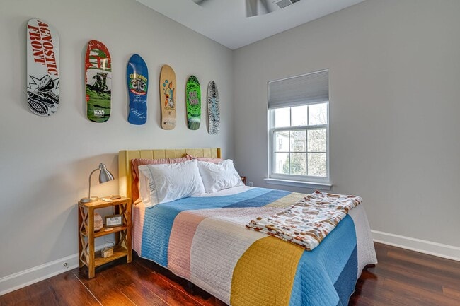 Building Photo - Belmont Bay Beauty! Three level two car ga...