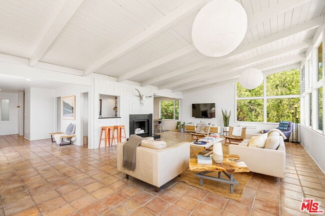 Building Photo - 19783 Valley View Dr