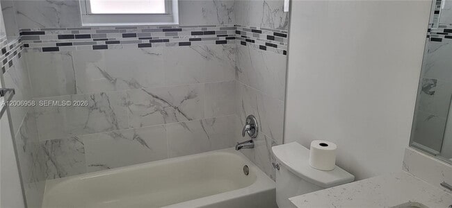 Building Photo - 3421 NE 5th Ave