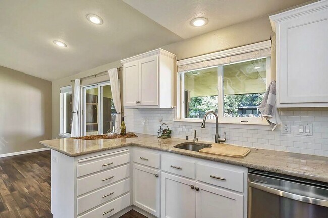 Building Photo - Comfortable Single-Level Home in NE Redmond