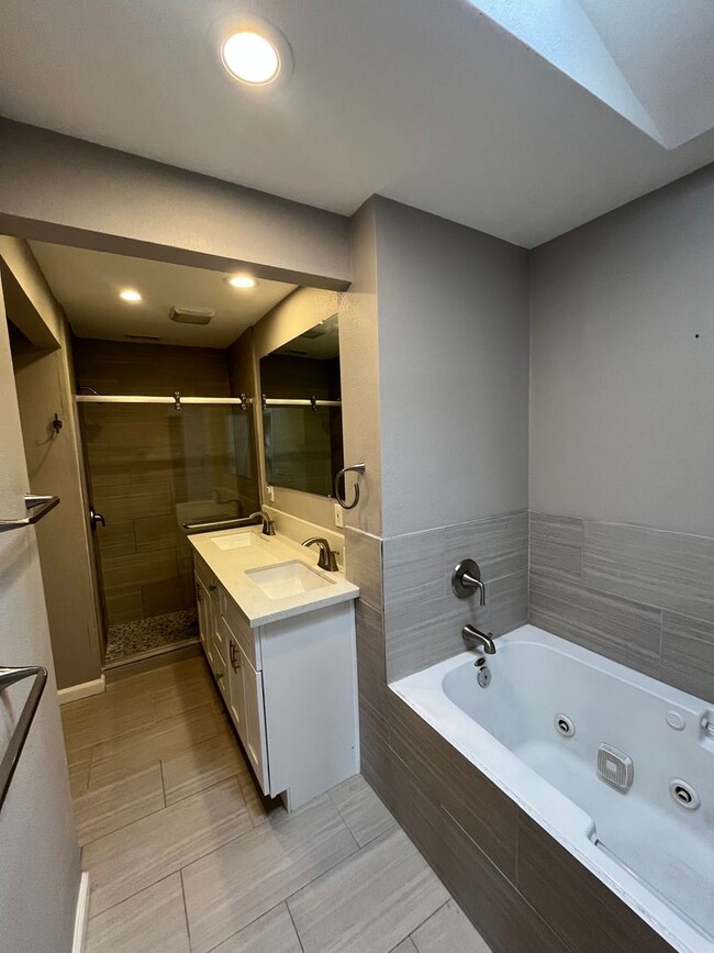 Building Photo - 4014 Wooster Dr