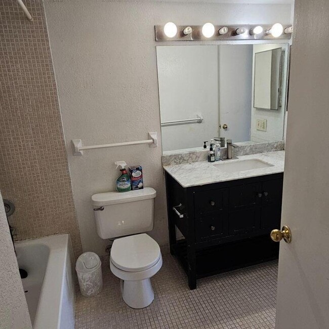 Building Photo - 4174 Inverrary Dr