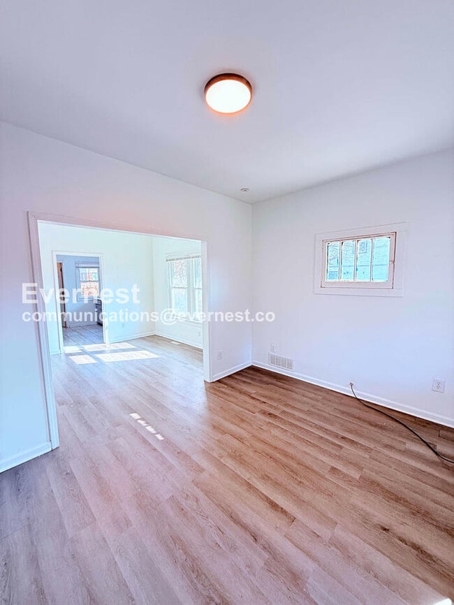 Building Photo - 2 Bed/1 Bath Home with Off-Street Parking / Vouchers Accepted / Available Now!