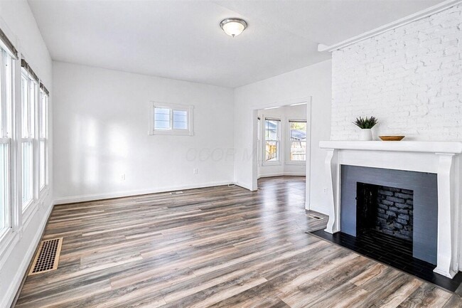 Building Photo - 866 E Starr Ave