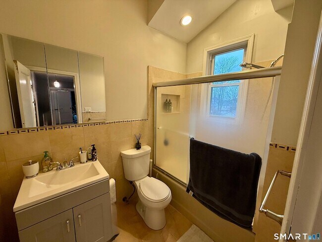 Building Photo - 64 Hickory St