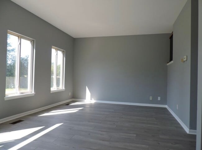 Building Photo - 357 Richmond Dr