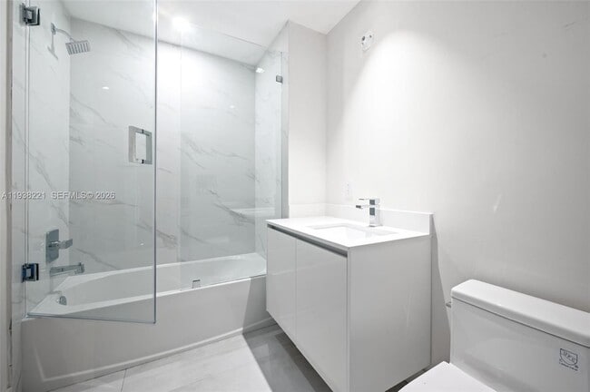 Building Photo - 700 NE 24th St