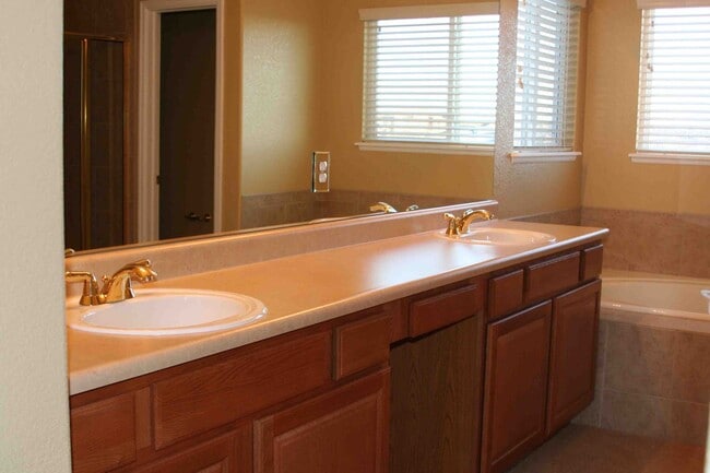 Building Photo - Beautiful 4 Bed 2.5 Bath + High Quality Up...
