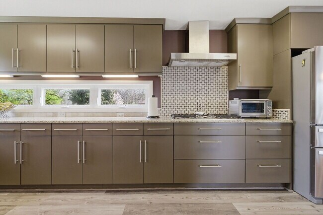 Building Photo - Charming 3-Bed Oasis with Scenic Waterfront Views and Pool 15 minutes from Downtown Nashville