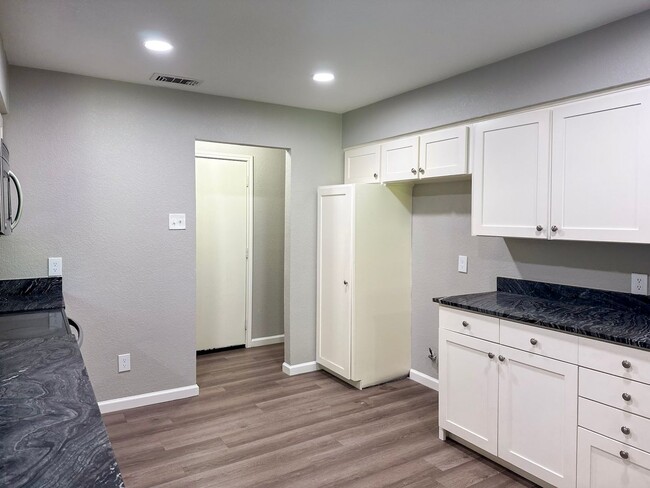 Building Photo - 3 Bedroom / 2 Bath / 2 Car Garage