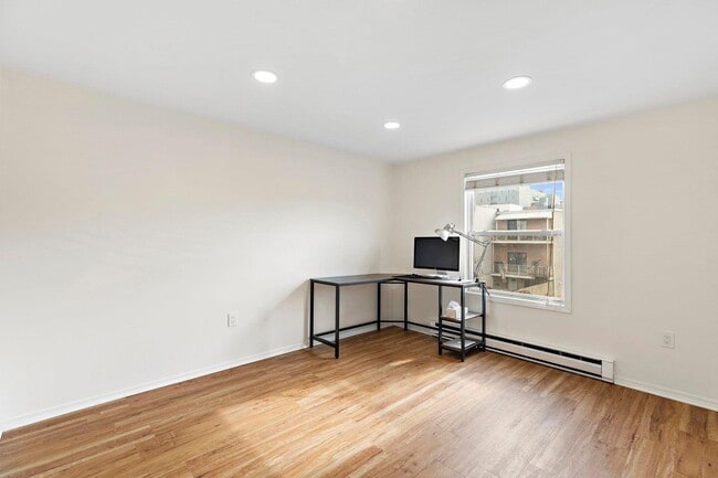 Building Photo - 404 Halladay St