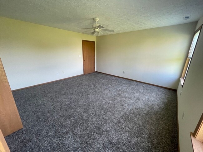 Building Photo - Large 2 Bedroom Condo