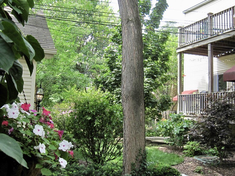 Building Photo - 734 Mulford St