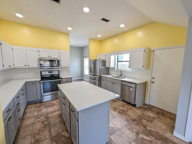 Building Photo - 2236 Prytania Cir