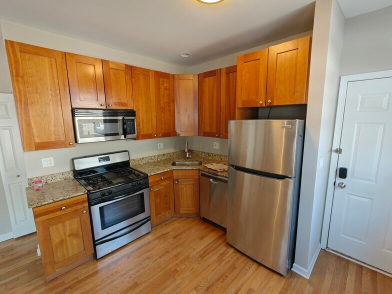Building Photo - 4946 N Ridgeway Ave