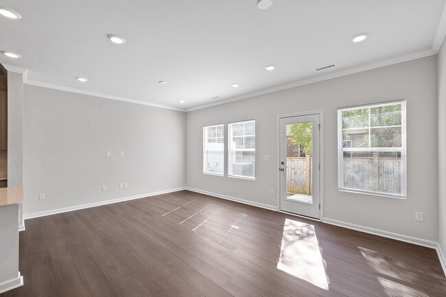 Building Photo - 130 Paramount Dr