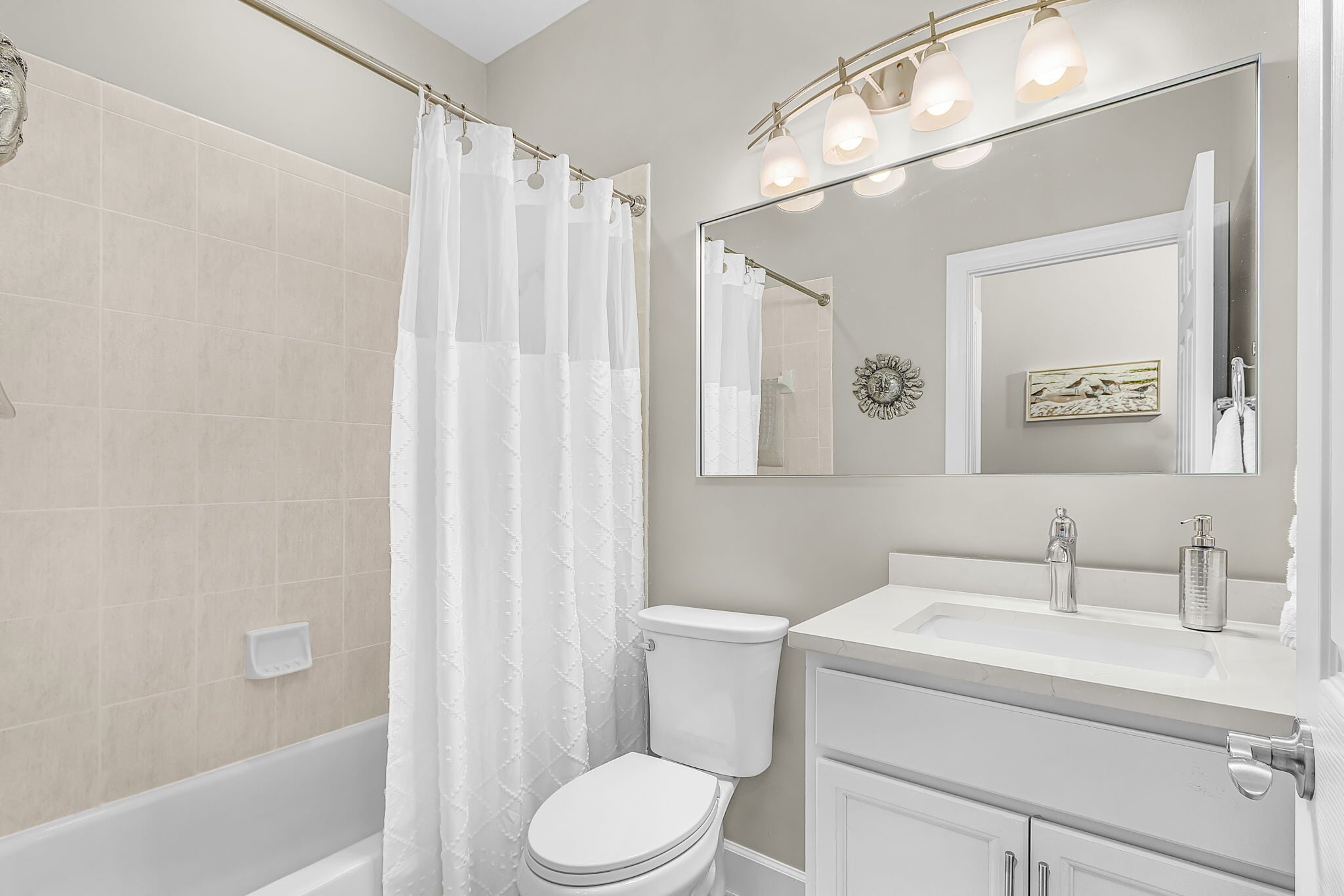 Guest bathroom with tub - 8899 Bristol Bnd