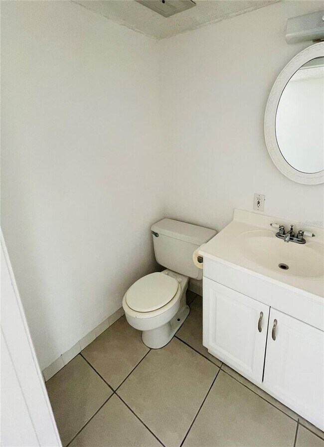 Building Photo - 3 Bedroom, 2.5 Bath home with upgraded kitchen, close to beaches, restaurants, and downtown!!