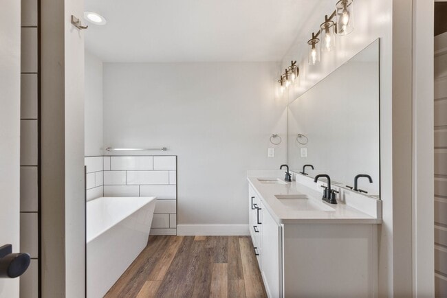 Building Photo - Awesome end unit 3 Bed 2.5 Bath townhome i...