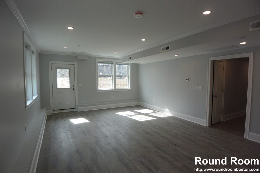 Building Photo - 120 Kenrick St