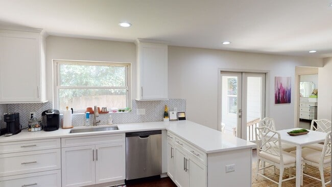 Building Photo - 1329 Mockingbird Ln