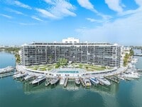 Building Photo - 900 Bay Dr