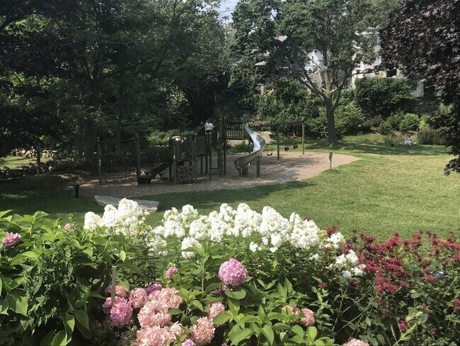 Building Photo - 25 1/2 King St