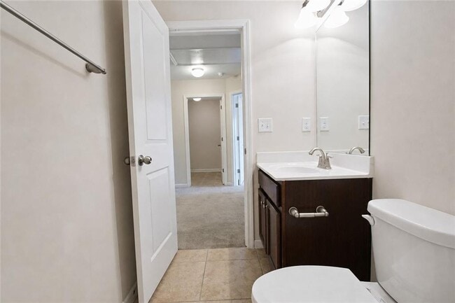 Building Photo - 2132 Greencrest Cir