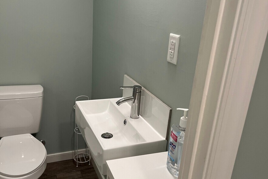 Building Photo - 110 E Roumfort Rd