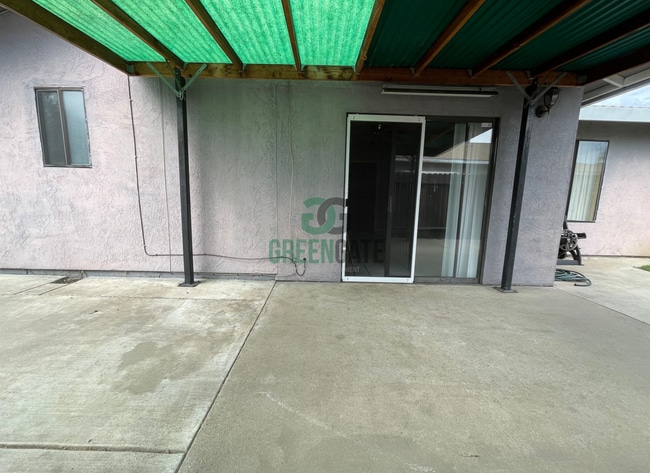 Building Photo - NOW AVAILABLE! Make this spacious 4 bedroo...