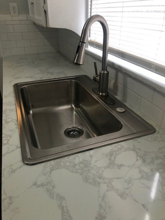 Building Photo - LINDEN 2470