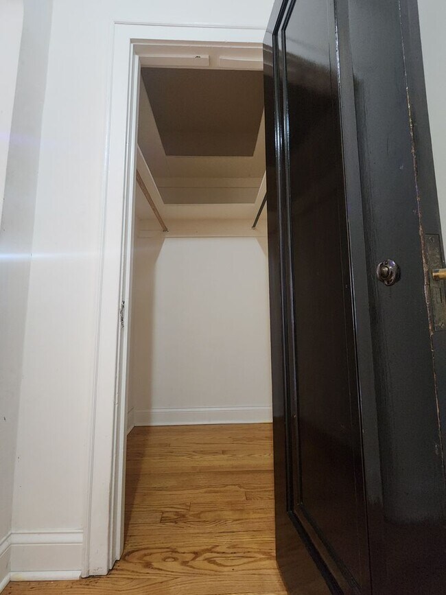 Building Photo - Spacious 2bed/1bath With Vintage Touches and Updated Kitchen