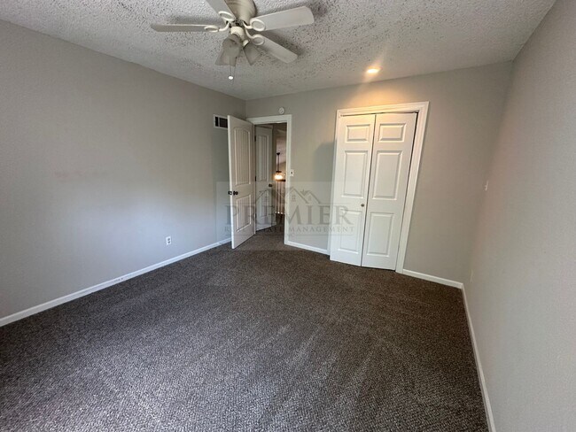 Building Photo - 3 bed / 1 bath duplex for rent - $1425- re...