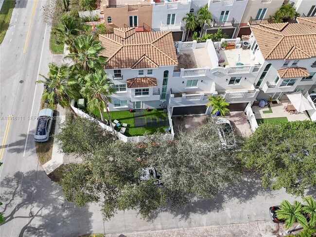 Building Photo - 601 NE 11th Ave