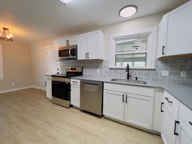 Building Photo - Newly Remodeled 4 Bedroom/1 Bathroom Home