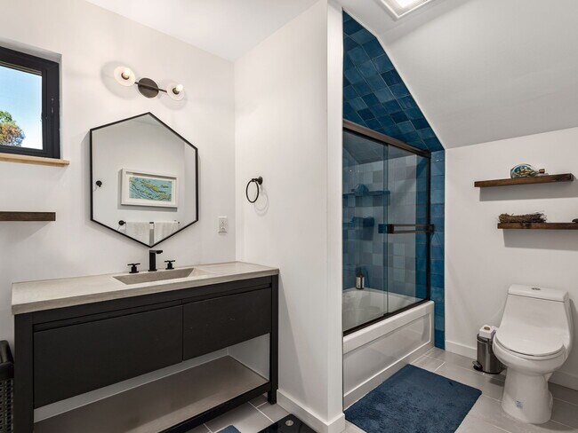 Building Photo - Creek Side *Unfurnished