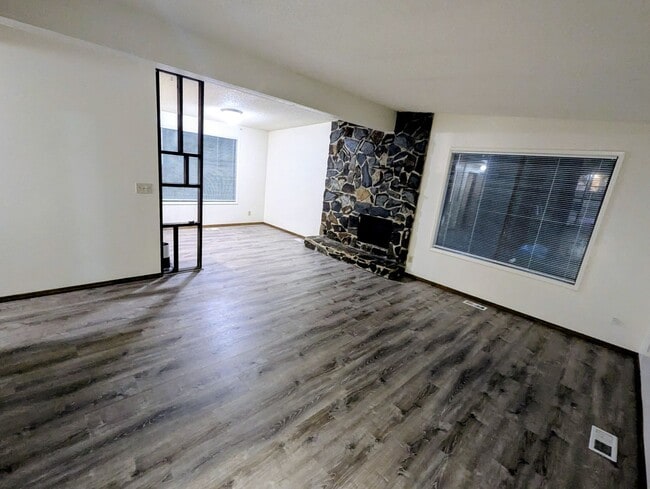 Building Photo - 4 BD/2BA Single Family Home in Dredge Lake area