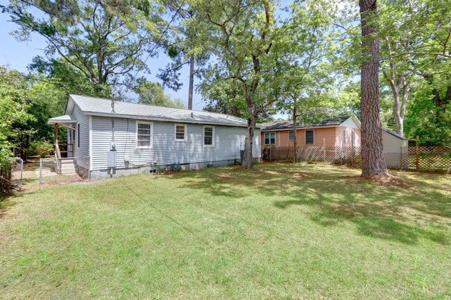 Building Photo - Renovated Three Bedroom House with large yard