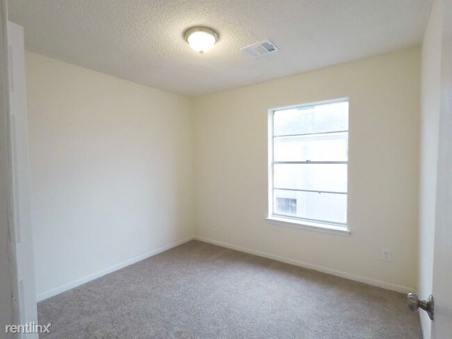 Building Photo - 2 br, 2 bath Townhome - 6609 Brittmoore Rd