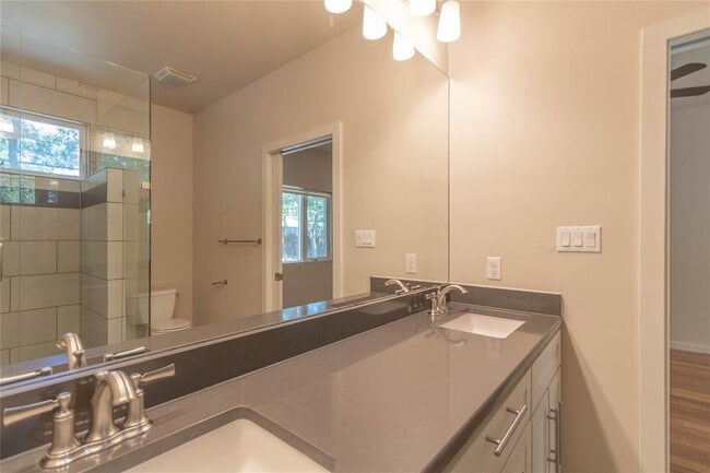 Building Photo - 1702 Forest Hill Dr